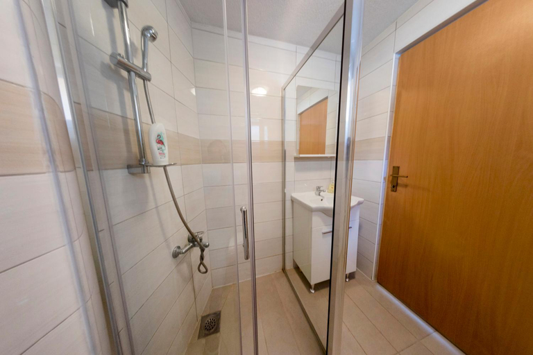 Shower 2, Apartment Resaa, Una-Sana