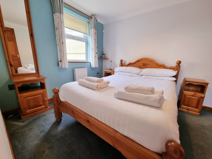 Bedroom 2, Tregurrian Villas, Cornwall