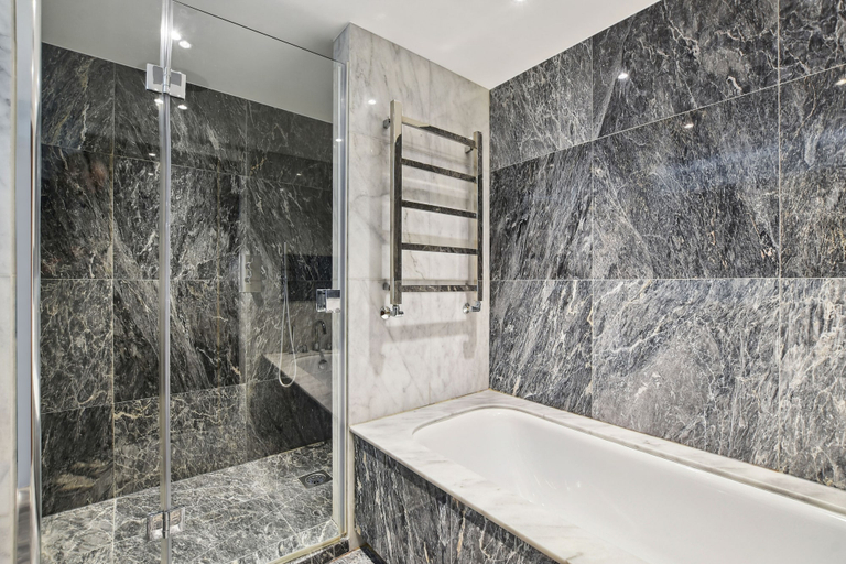 Bathroom 4, Buckingham Palace by Aeria Apartments, London