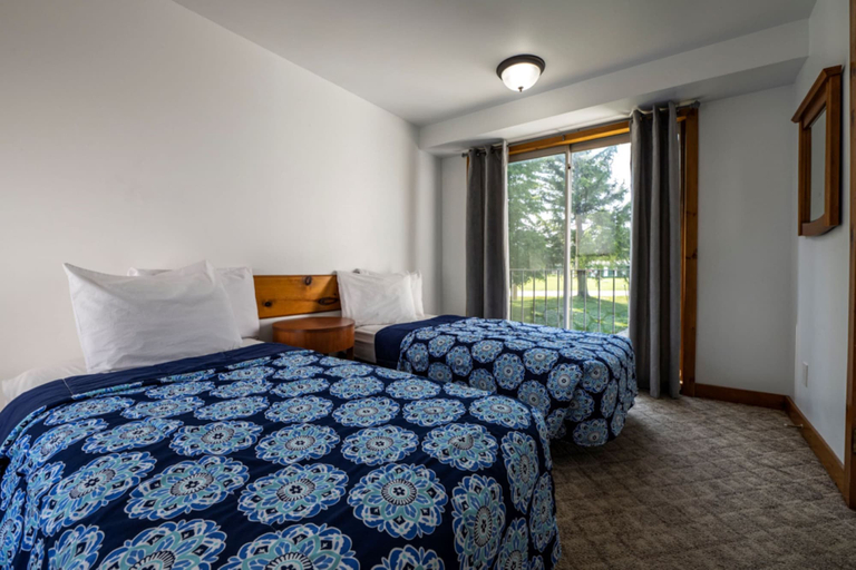 Bedroom, Spacious 8 bdrm Blue Mountain Cottage, Perfect for Large Groups, Private Beach, BBQ, Hot Tub, Sauna, Grey