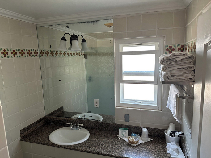 Bathroom 4, Sea Shore Motel, Los Angeles