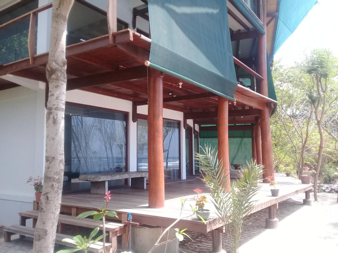 Exterior 3