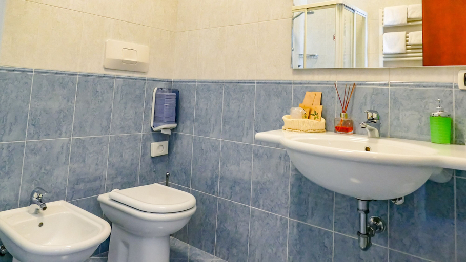 Bathroom 4, Benaco, Verona