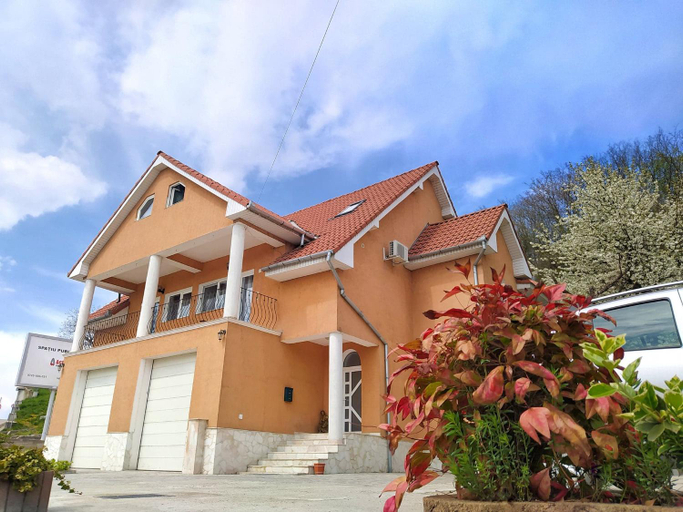 Others 4, Hillside, Oradea
