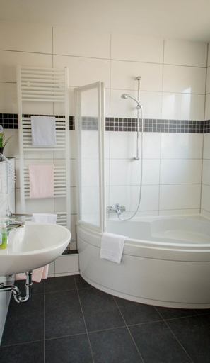 Bathroom 2, Hotel Zum Grunewald, Wesel