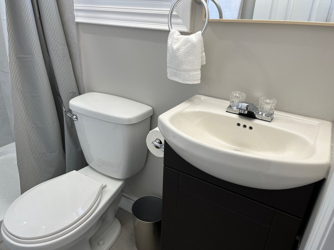 Bathroom 3, Miracle Motel, Chatham-Kent