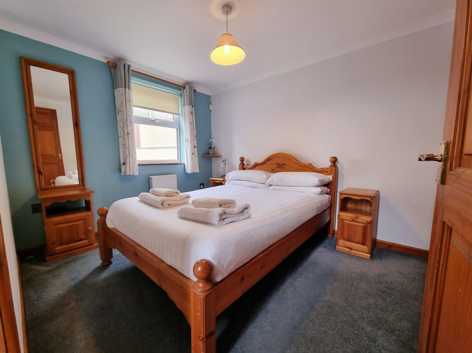 Bedroom 2, Tregurrian Villas, Cornwall