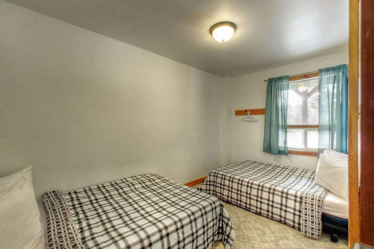 Bedroom 3, Spacious 8 bdrm Cottage with Private Beach Access, BBQ, Hot Tub, Sauna, Pet friendly, Grey