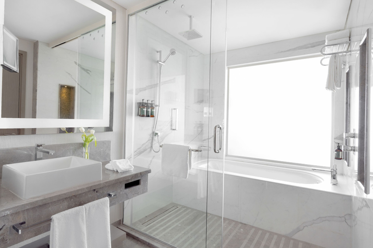 Bathroom 5, Radisson Blu Hotel and Convention Centre, Riyadh Minhal, Riyadh