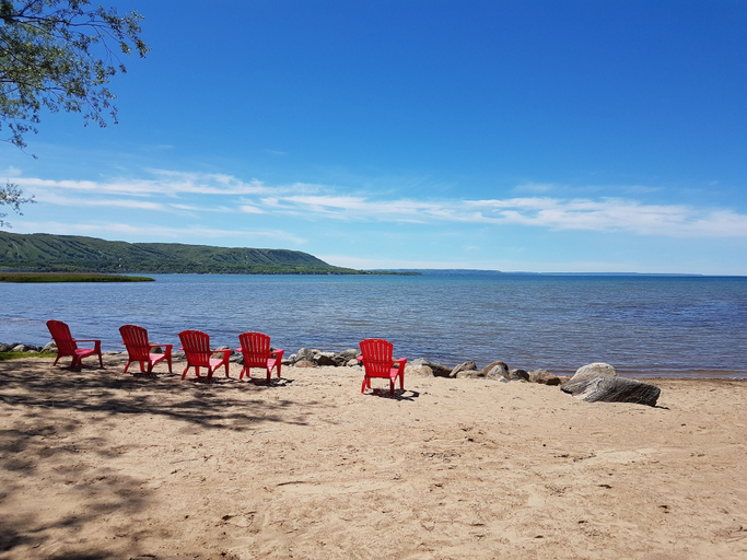 Others 5, Spacious 8 bdrm Cottage with Private Beach Access, BBQ, Hot Tub, Sauna, Pet friendly, Grey
