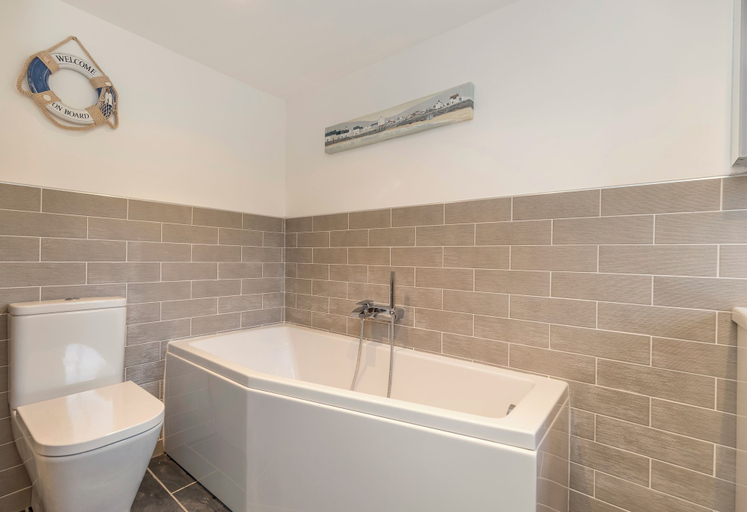 Bathroom 3, Awel y Môr - 3 Bedroom Cottage - Whitesands, Pembrokeshire