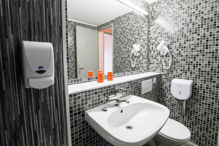 Bathroom 3, Hotel Kyriad Peronne, Somme