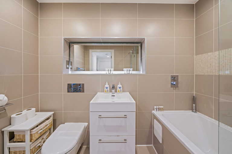 Bathroom 4, Modern 1-Bedroom Flat in Central London, London