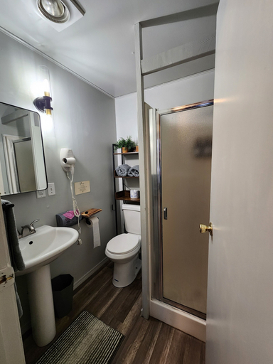 Bathroom 3, Bear Necessities Cottages, Kenai Peninsula
