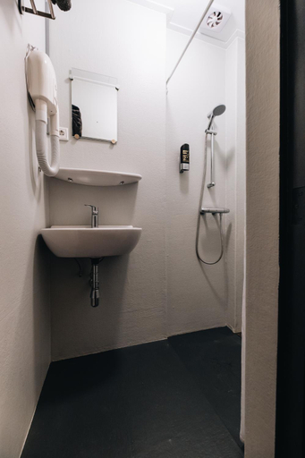 Bathroom 3, Hotel Renesse, Schouwen-Duiveland