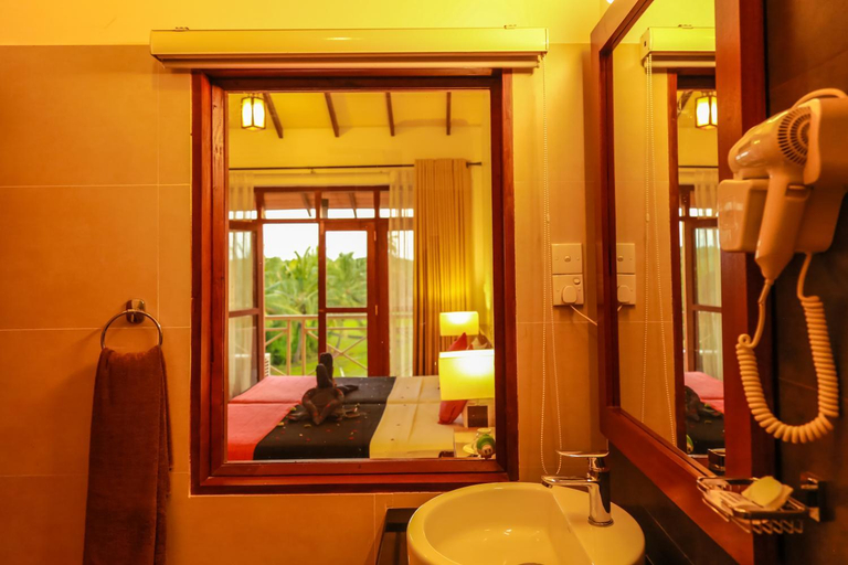Bathroom 3, Pelwehera Village Resort, Dambulla