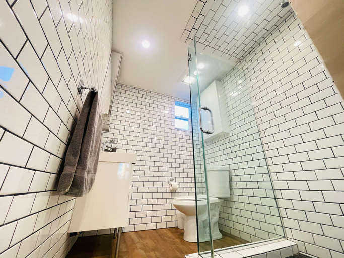 Bathroom, Popular LA Beach in Venice 10A, Los Angeles