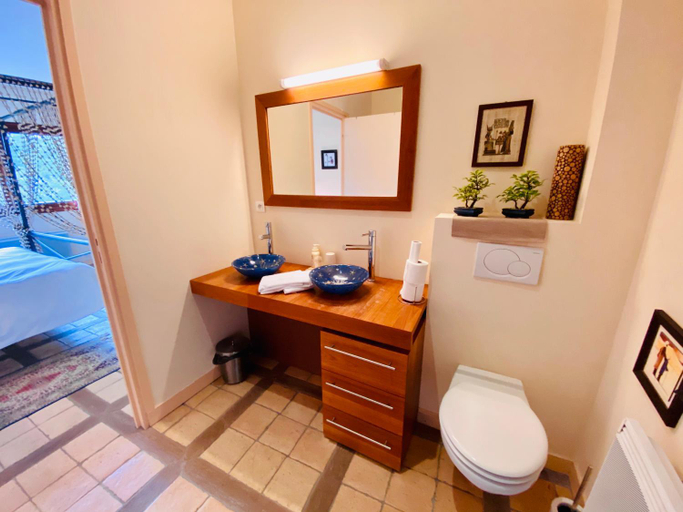 Bathroom 2, L’antilope, Cher