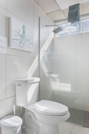 Bathroom 3, Marina Beach 2 Bd Oceanfront Pool Parking