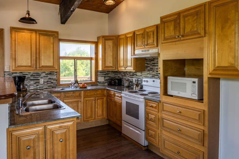 Others 5, Spacious 8 bdrm Blue Mountain Cottage, Perfect for Large Groups, Private Beach, BBQ, Hot Tub, Sauna, Grey