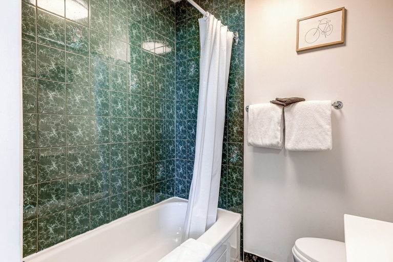 Bathroom 5, North House - Manoir des Remparts / Hotel Automatisé, Communauté-Urbaine-de-Québec