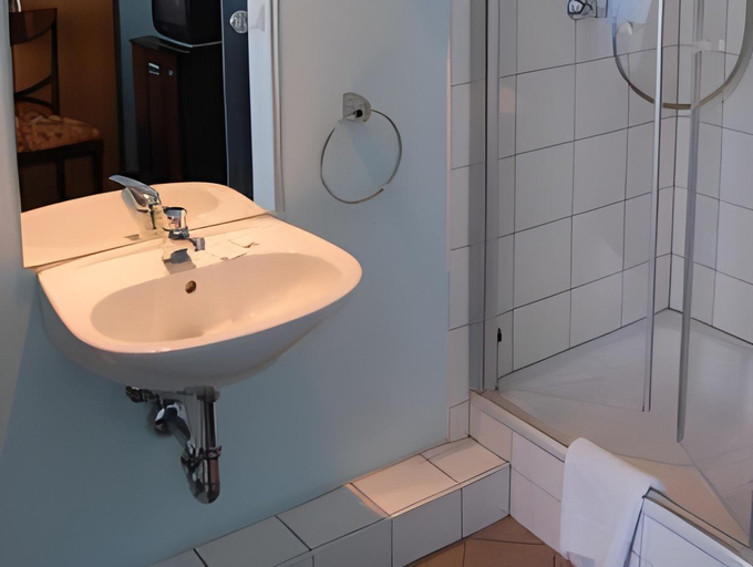 Bathroom 3, Hotel Apadana Frankfurt, Frankfurt am Main