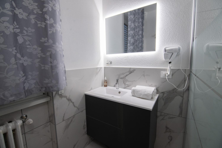 Bathroom 5, rozzano affittacamere, Milano