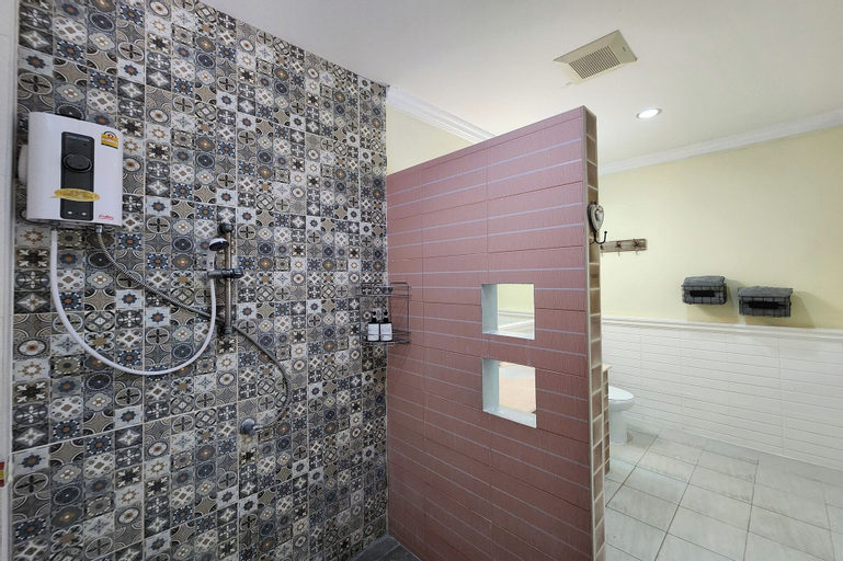 Bathroom 13