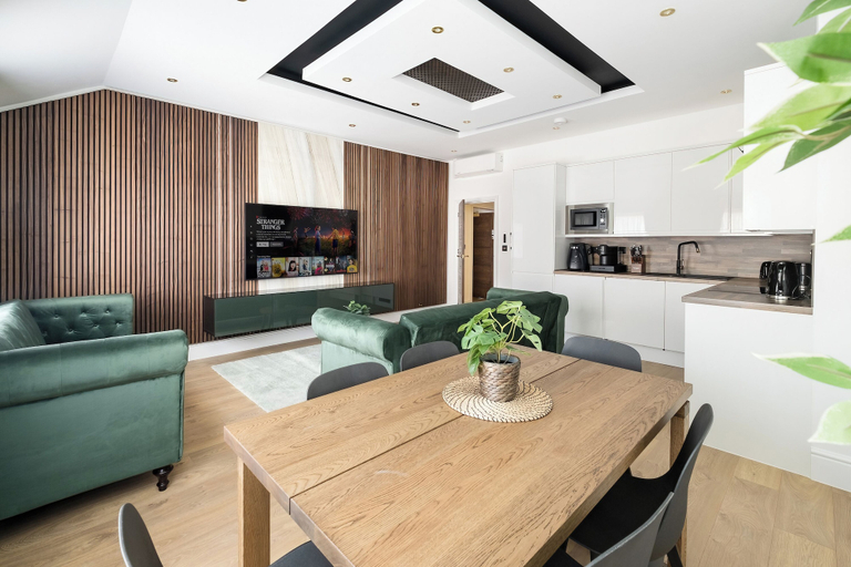 Others 5, Luxury Large Apartment in Central London, London