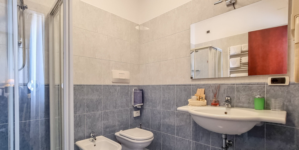 Bathroom 3, Benaco, Verona