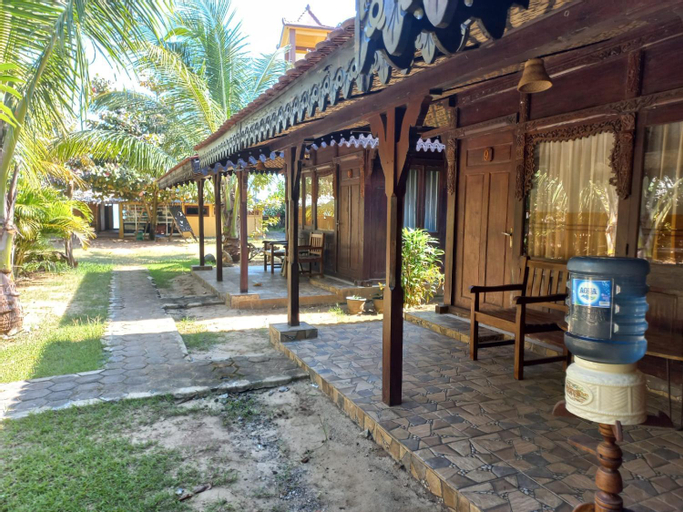 Omah Laut Bondo Jepara - by the beach, direct view of the sea, great base for water sports, Jepara