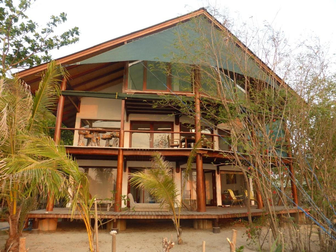 Exterior 6