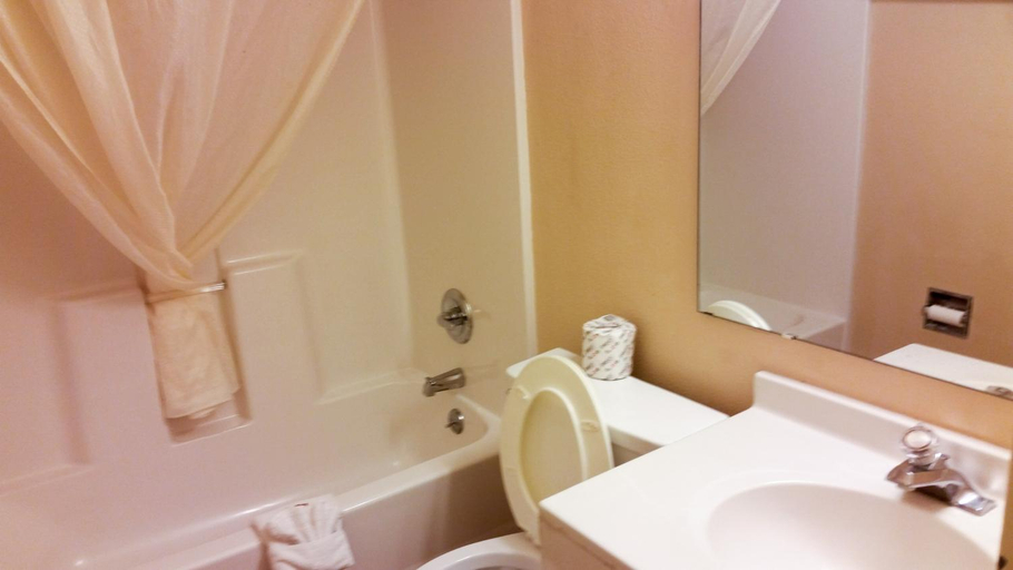 Bathroom 4, Motel 6 Elk City, OK, Beckham
