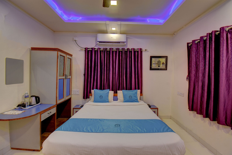 Bedroom 3, Hotel Silver Inn, Satara