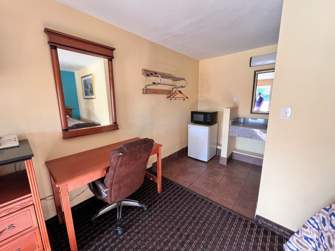 Others 5, Economy Inn Express, Garvin