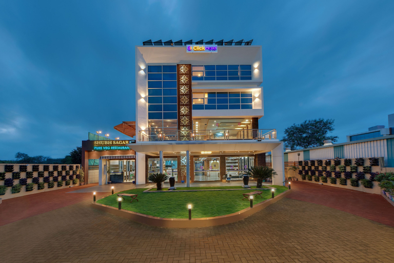 Exterior & Views