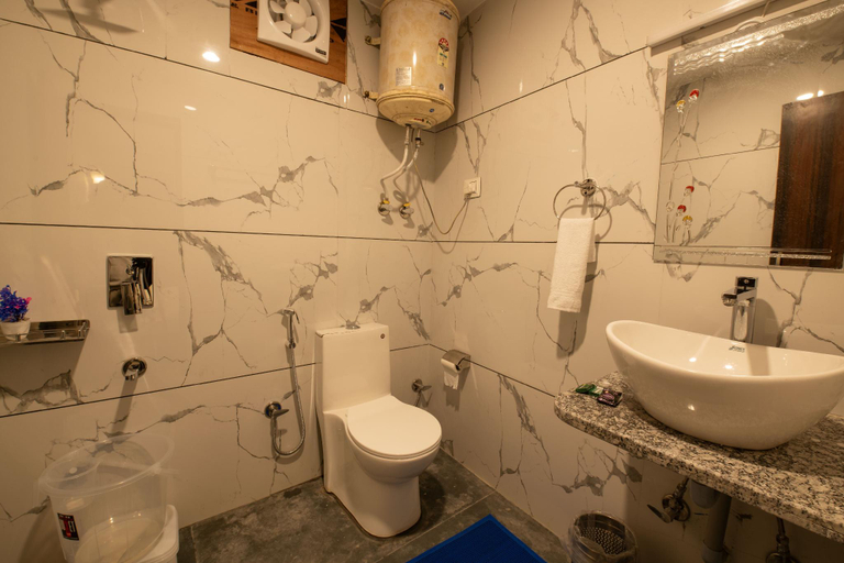 Bathroom 3, The Bunk Street, Kullu