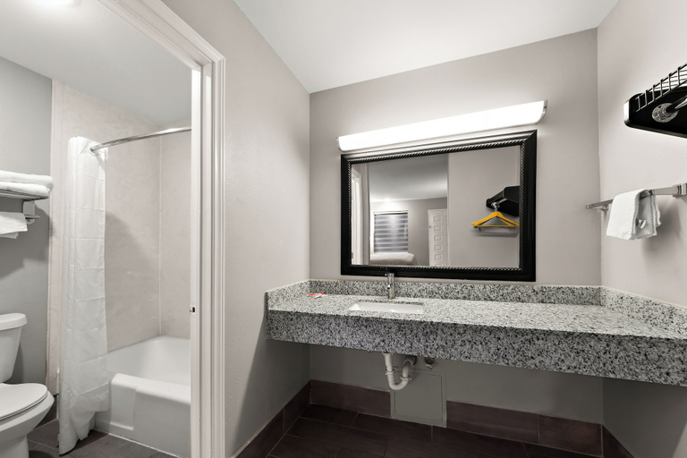 Bathroom 5, Econo Lodge Inn & Suites Laredo - Nuevo Laredo, Webb