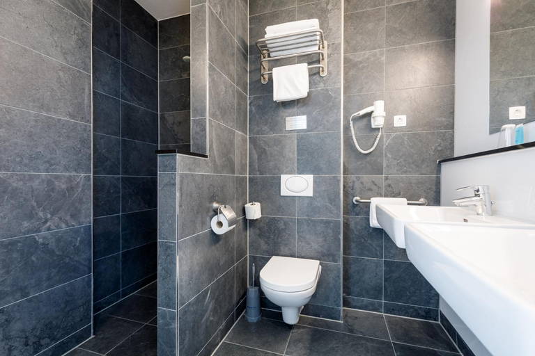 Bathroom 4, Bastion Hotel Haarlem Velsen, Velsen