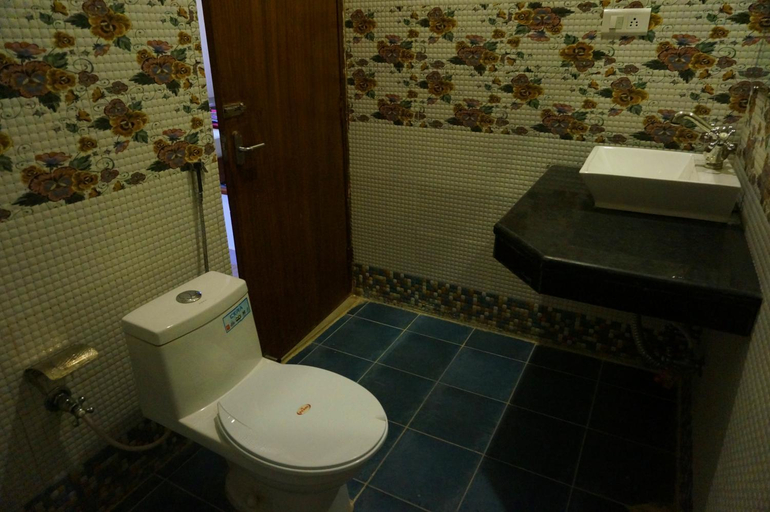 Bathroom 3, Hotel Ramayana Khajuraho, Chhatarpur