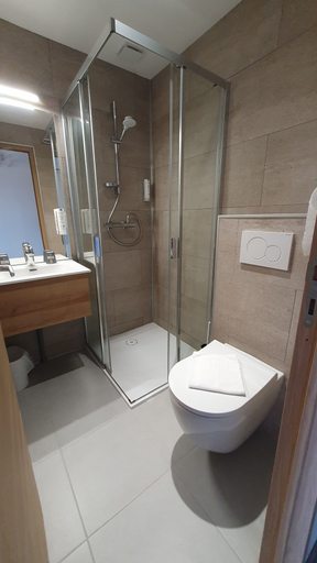 Bathroom 2, Hotel Les Pasteliers, Tarn