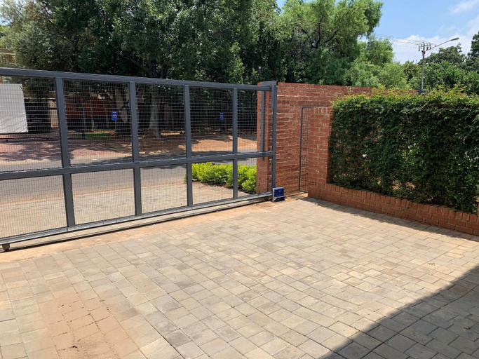 Others 5, The Chameleon, City of Tshwane