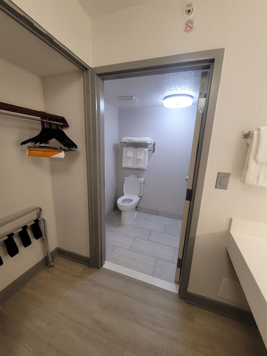 Bathroom 5, City Express by Marriott Orlando International Drive, Orange