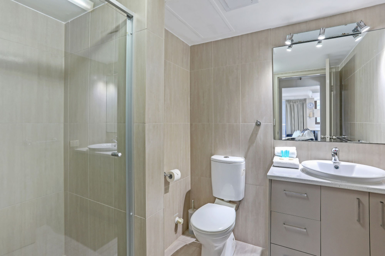 Bathroom 4, Boulevard North Holiday Apartments, Gold Coast