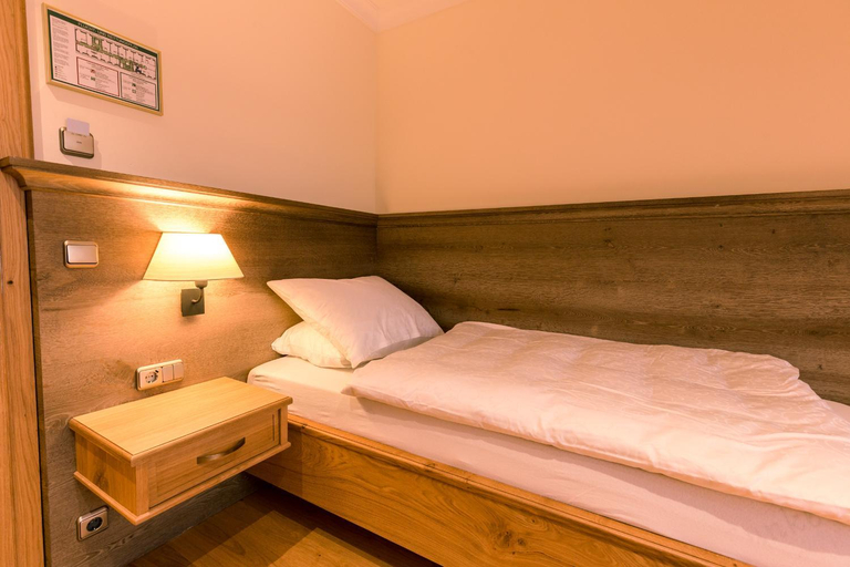Bedroom 4, Hotel & Gaststatte zum Erdinger Weißbrau, München
