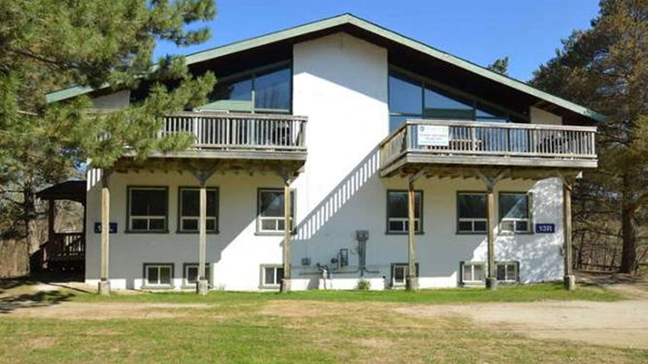 Exterior & Views 2, Spacious 8 bdrm Cottage with Private Beach Access, BBQ, Hot Tub, Sauna, Pet friendly, Grey