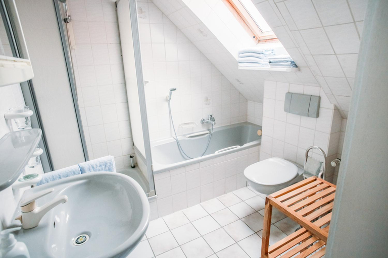 Bathroom 2, Hotel Zum Konig von Griechenland, Wesermarsch