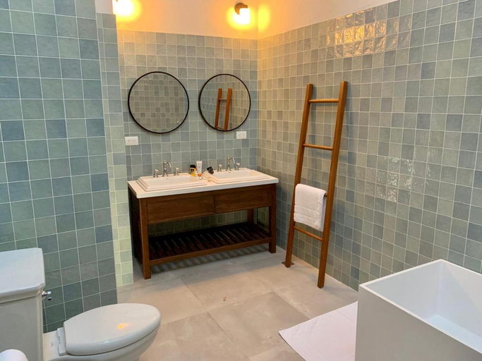 Bathroom 5, San Rafael, San Zenón