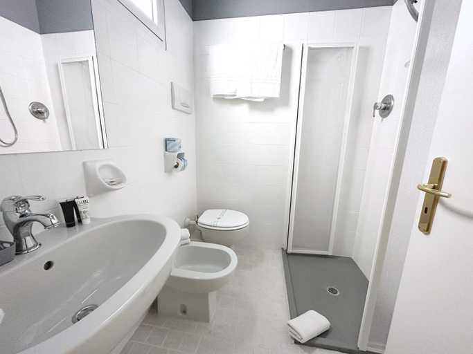 Bathroom 4, Hotel Brown, Rimini