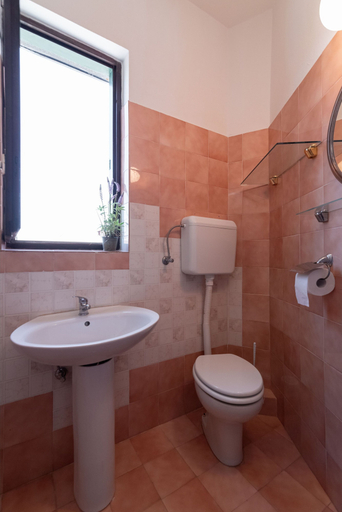 Bathroom 4, Close To The Sea, 1-bedroom Apartment Sonia, Kali
